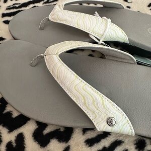 Revitalign Orthotic Printed Comfort Thong Sandals- Gulf Retro in Grey color.
